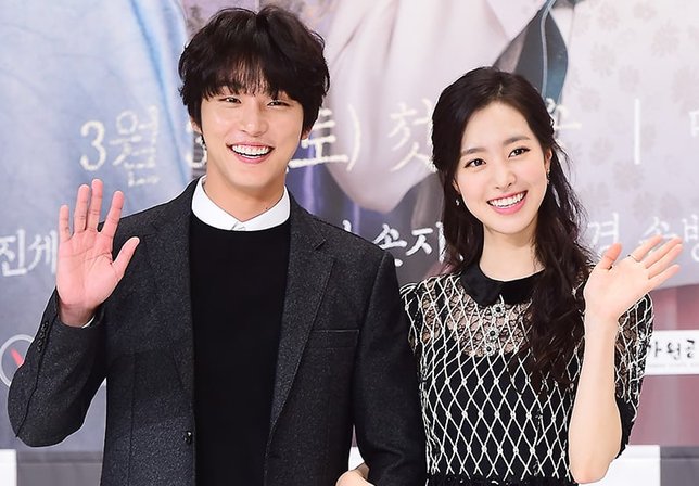 Jin Se Yeon mengaku sempat canggung dengan Yoon Shi Yoon setelah dirumorkan pacaran. © soompi.com