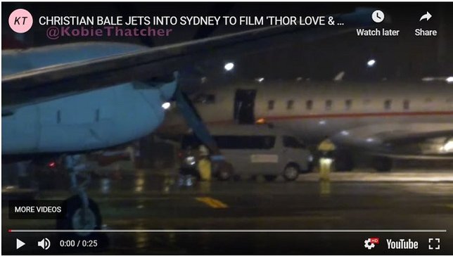 Akun Youtube KobieThatcher mengunggah video berisi Christian Bale dan Istrinya berada di Sydney, Australia.