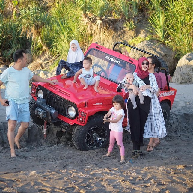 Zaskia dan keluarga liburan di Pantai Parangtritis / Credit: Instagram - zaskiadyamecca