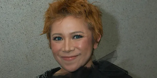 Melly Goeslaw Latihan Salto Untuk Konser Tunggal