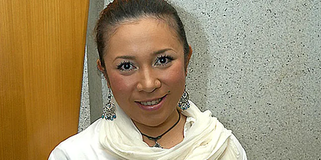 Melly Goeslaw: Kalau Nyanyi Doang, Beli Aja CD-nya