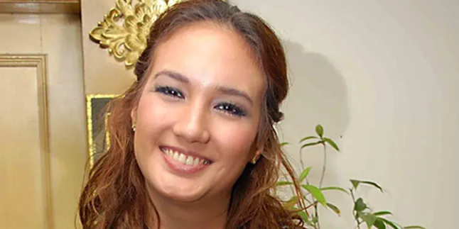 Nadine Chandrawinata Kampanye Pemungutan Biaya Pendidikan