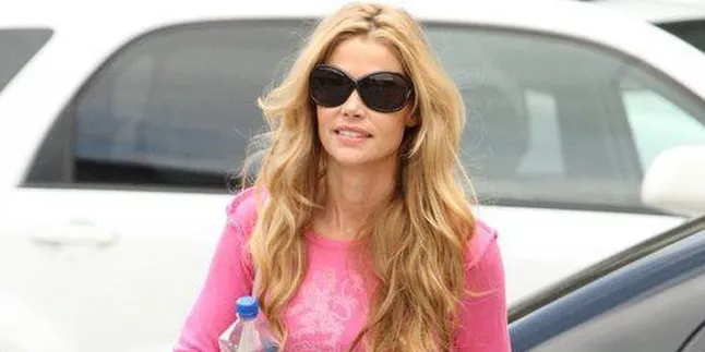 Denise Richards Sering Nginap Bareng Teman Pria
