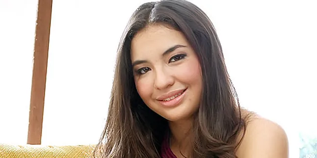 Manohara Kunjungi Korban Bom Mega Kuningan