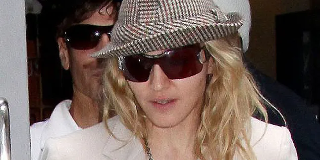 Madonna Putuskan Jesus Luz