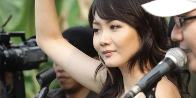 Alena Luangkan Waktu Untuk Anak Jalanan