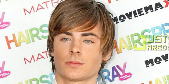Pengalaman Zac Efron Saat Berkumis