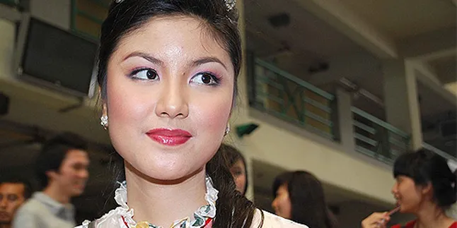 Zivanna Letisha Foto Narsis di Candi Muaro Jambi