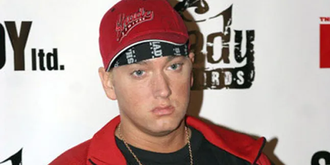 Eminem Ancam Mariah Carey Lewat 'Warning'