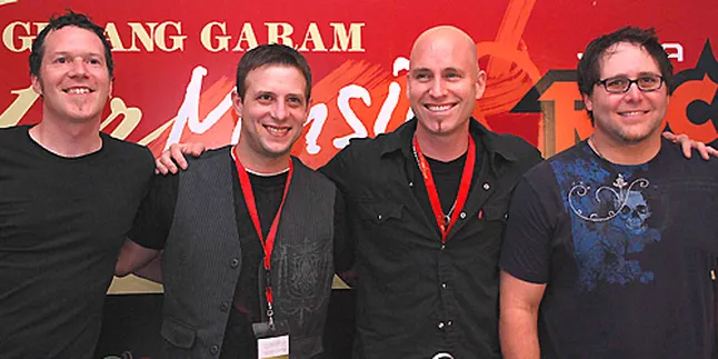 Kesengsem Durian, Vertical Horizon Kagumi Monas