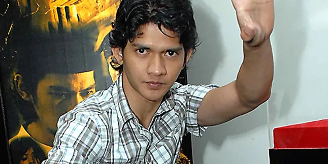 Iko Uwais 'Sayat' Dewi Perssik