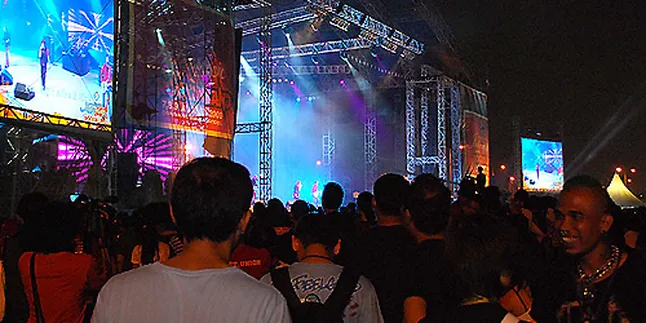 Secondhand Serenade Tampil Memukau