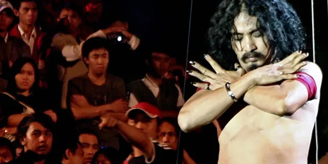 Limbad Berdiri di Tiang Selama 20 Jam Pada Ultah RCTI Limbad Berdiri di Tiang Selama 20 Jam Pada Ultah RCTI