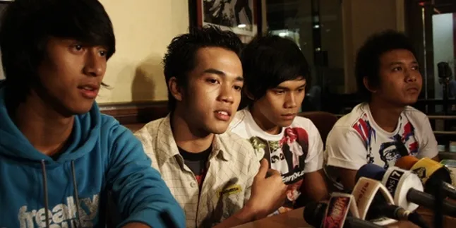 Pilar Band: Menghibur dan Menghibur