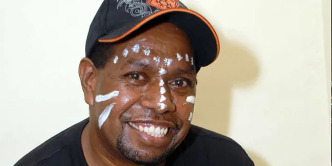 Edo Kondologit Goyang Maluku Dengan 'Sajojo'