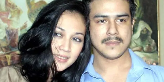 Dina Lorenza Melahirkan