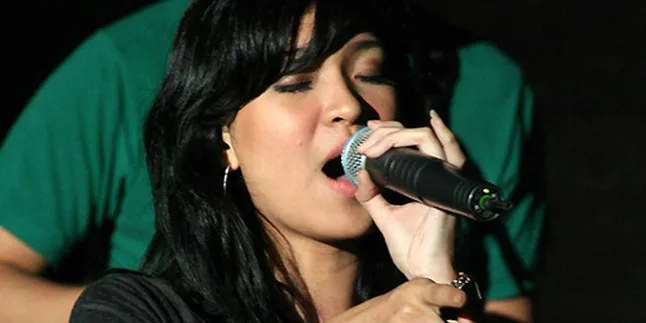 Delia Ecoutez, Status Artis Pendongkrak Bisnis