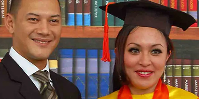 Angelina Sondakh Raih 'Cumlaude' Gelar Master Angelina Sondakh Raih 'Cumlaude' Gelar Master