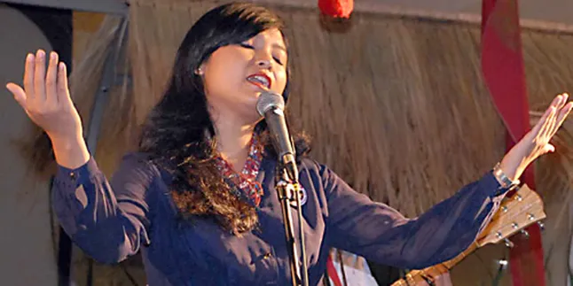 White Shoes And The Couples Company Pantang 'Melacur'