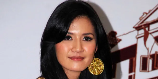 Asti Ananta 'Intim' Bermusik