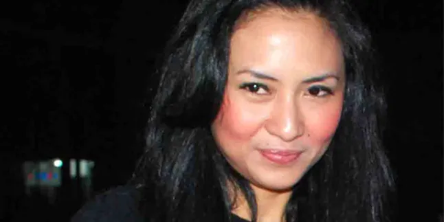 Tina Astari Mudik Naik Pesawat