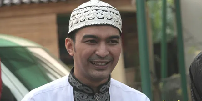 David Chalik Ritual Ngecat Rumah Saat Idul Fitri