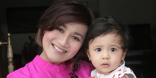 Nini Carlina Bagi Sembako Untuk Tetangga