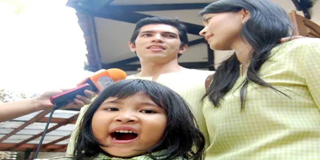 Adrian Maulana - Dessy Ilsanty, Seragam Rayakan Lebaran