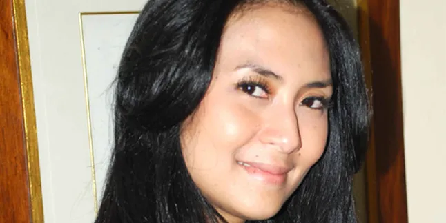 Tina Astari Siapkan Kebaya Pre-Wedding