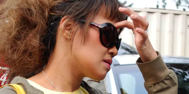 Pinkan Mambo, Lebaran Tanpa Baju Dari Suami