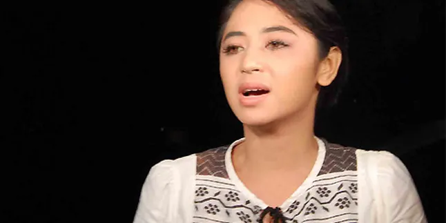 Dewi Perssik Suka Koleksi Daster Batik