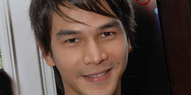 Jonathan Frizzy, Dewi Perssik Tetap Profesional