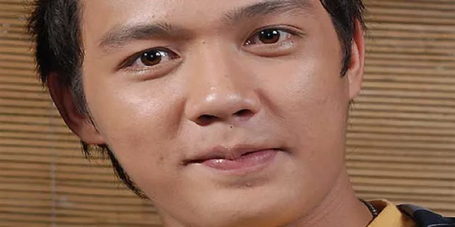 Tak Punya Baju Batik, Dirly Idol Pakai Blangkon