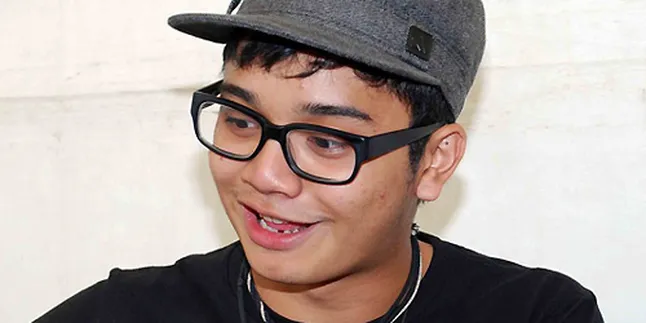 Derby Romero Selalu Pakai Kalung Pemberian Sang Pacar Derby Romero Selalu Pakai Kalung Pemberian Sang Pacar