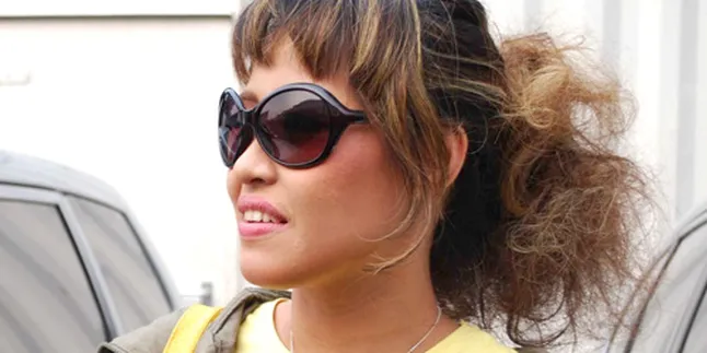 Pinkan Gugat Suami Karena Lama Tak Bertemu