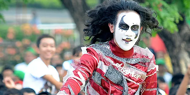 Kuburan Band Bikin Fans Betah di Tengah Hujan