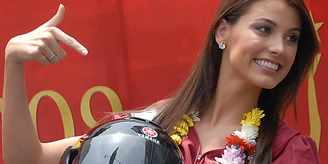 Stefania Fernandez Masih Belajar Nyetir Mobil