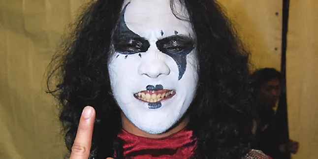 Kuburan Band Lelang Kostum Untuk Korban Gempa Padang