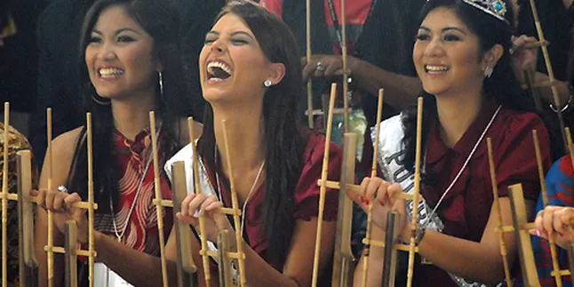 Stefania Fernandez Belajar Main Angklung