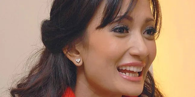 Susah Melahirkan, Artika Jalan-Jalan ke Mall