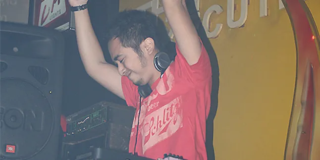 DJ Winky: 'Put Your Hands Up in the Air!'
