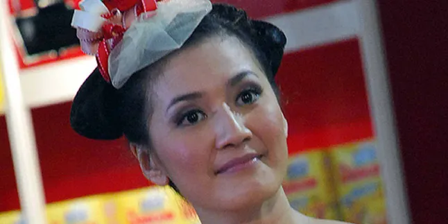 Asti Ananta Lomba Nyusu dengan Adik