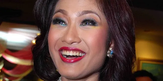 Ayu Diandra Pilih Bawa Buku Daripada Boneka