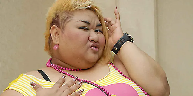 Cari Daun Muda, Pretty Asmara Tiru Rambut Ahmad Dhani