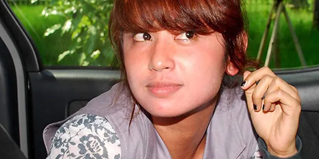 Dewi Perssik Cuek Soal Foto Ciuman Lesbinya