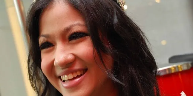 Miss Indonesia Sempatkan Mampir ke KBRI di London