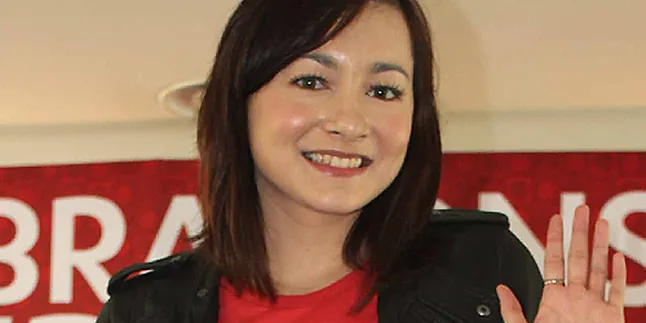 Aktif Lagi, Dewi Rezer Didukung Suami