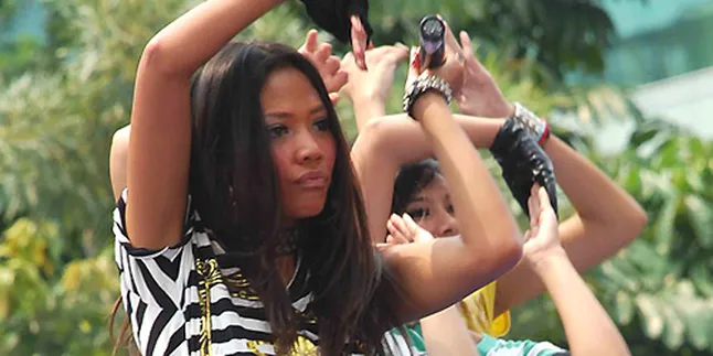 Shanty dan Donny Kesuma Syuting Iklan di Lembah Baliem