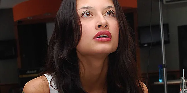 Cari Kekuatan, Rebecca Jadi Mualaf