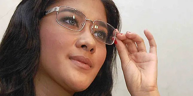 Naysila Mirdad Sudah Lama Berkacamata